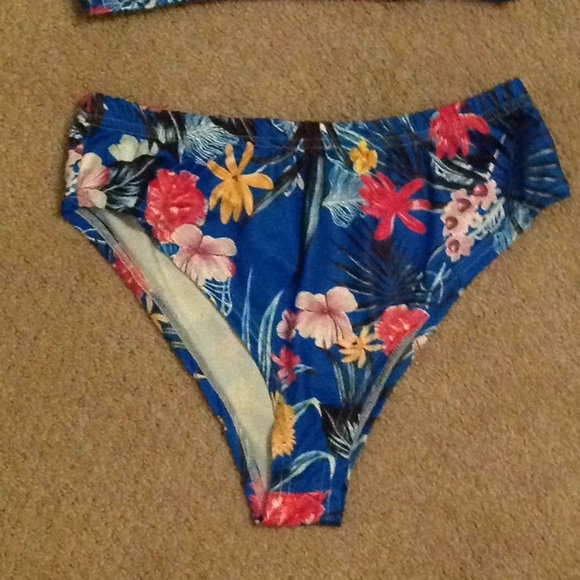 Follow two piece bathing suit - Picture 2 of 5